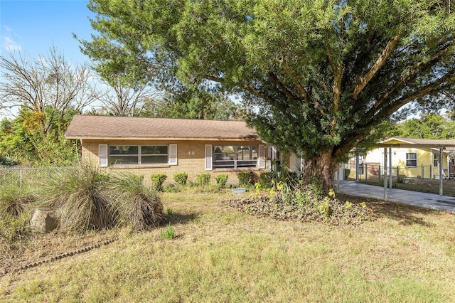 view of front of house featuring a front lawn