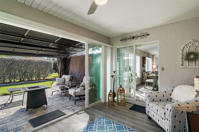 sunroom with ceiling fan