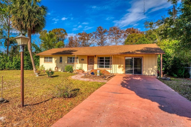 single story home featuring a front lawn