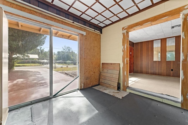 entryway featuring concrete floors