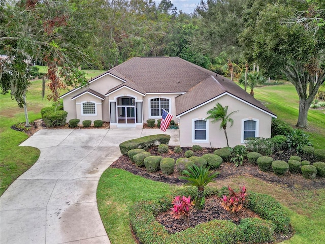 view of front of property featuring a front lawn