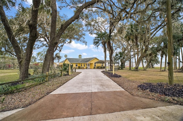 view of front facade featuring a front yard