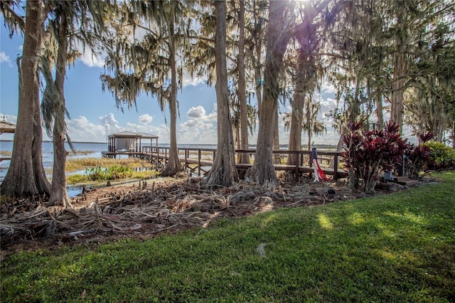 view of yard featuring a water view