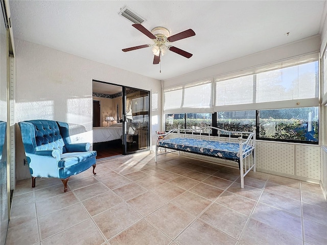 sunroom with ceiling fan