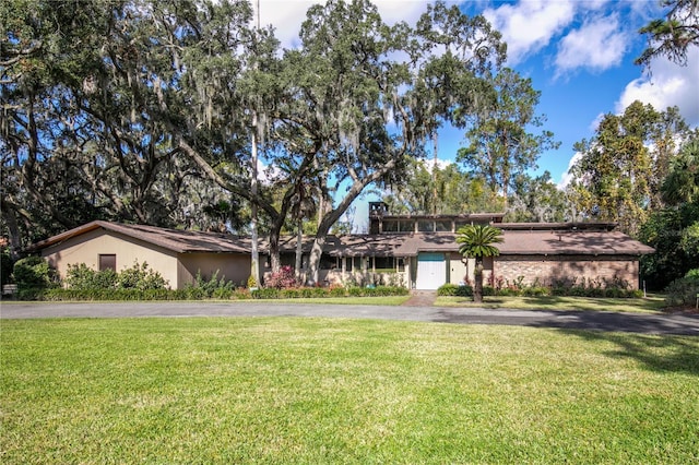 view of front facade with a front yard