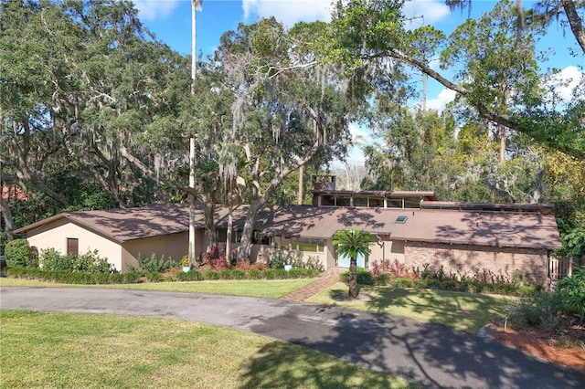 view of front of house featuring a front yard