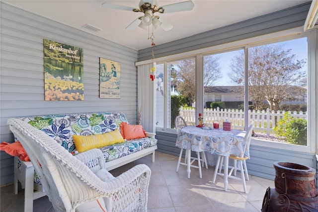 sunroom with ceiling fan