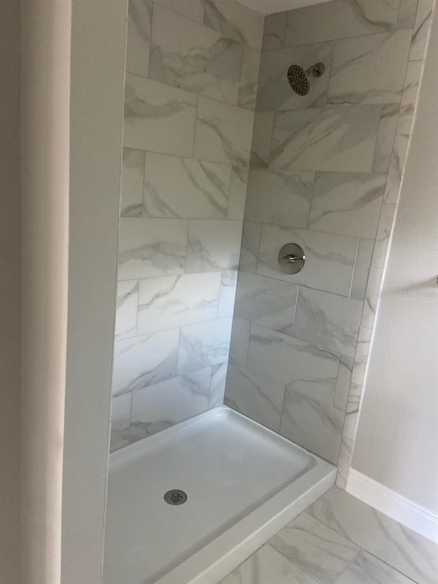 bathroom featuring a tile shower