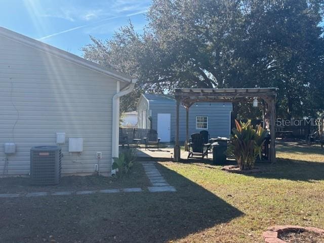 view of yard featuring a pergola, a patio area, and cooling unit