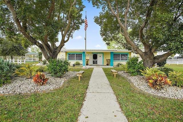 view of front of property with a front lawn