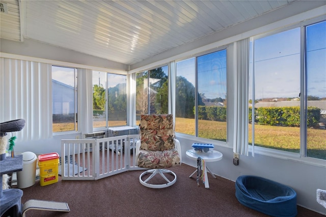 sunroom with vaulted ceiling