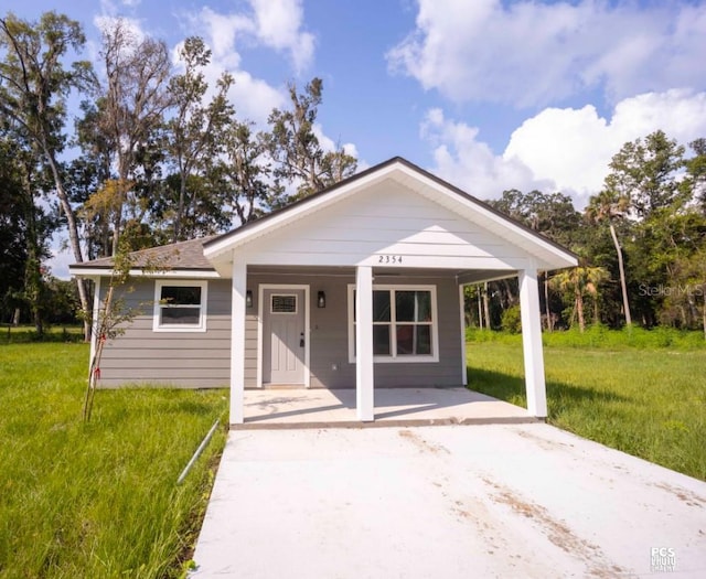 view of front of property with a front lawn