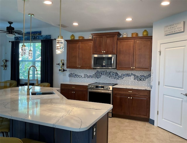 kitchen featuring a sink, stainless steel appliances, ceiling fan, tasteful backsplash, and visible vents