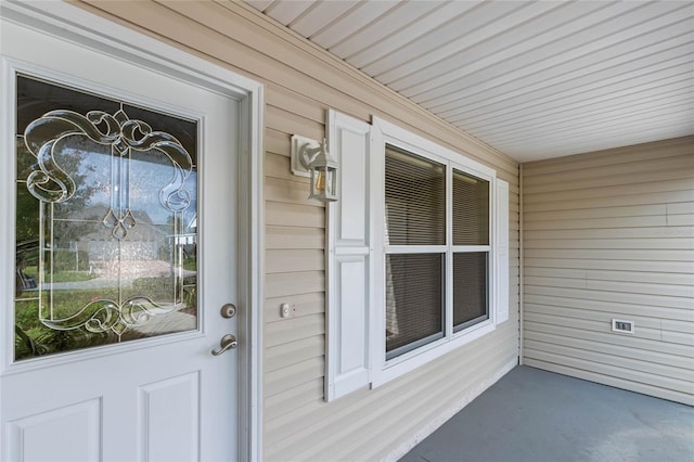 property entrance featuring crawl space and covered porch