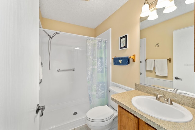 bathroom featuring toilet, a shower with shower curtain, vanity, and a textured ceiling