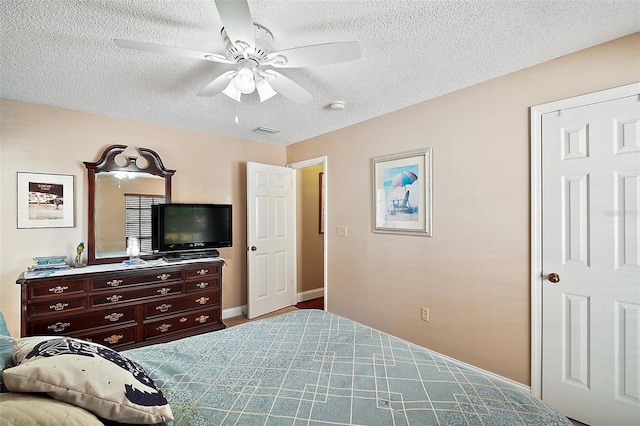 bedroom featuring ceiling fan and a textured ceiling