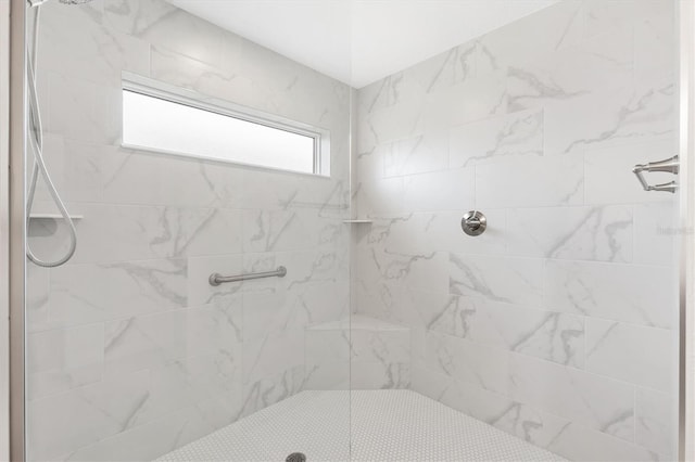 bathroom featuring a tile shower