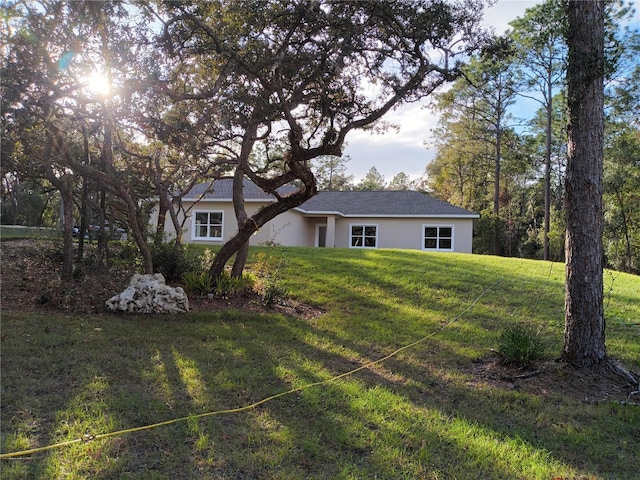 view of front of property featuring a front lawn