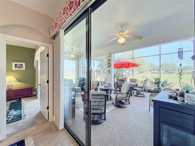 sunroom with ceiling fan