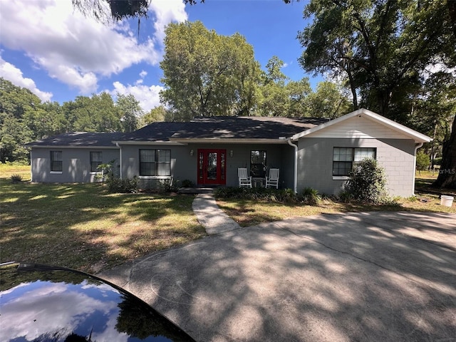 single story home featuring a front yard