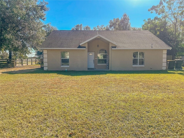 single story home featuring a front lawn