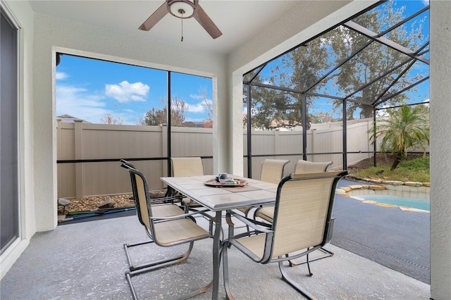 sunroom with ceiling fan