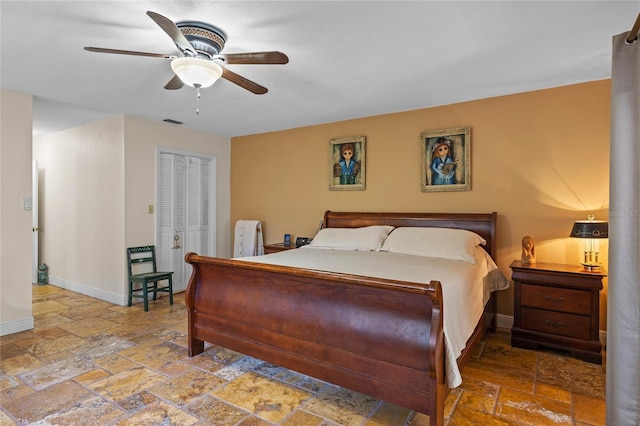 bedroom featuring ceiling fan and a closet