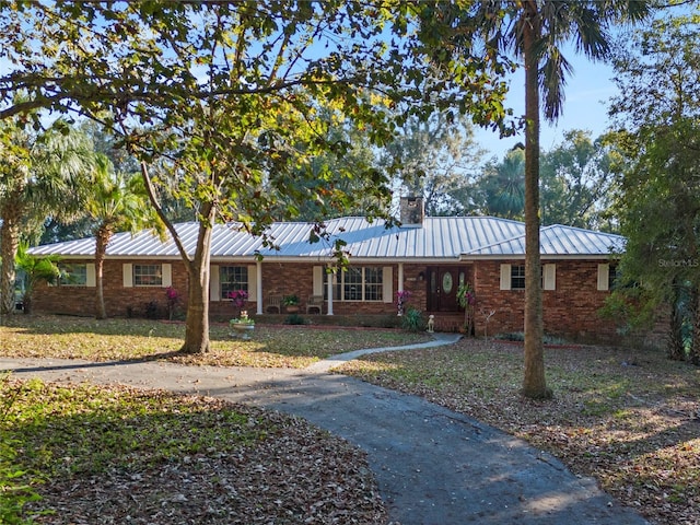 single story home with a front lawn