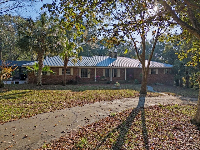 ranch-style house featuring a front lawn