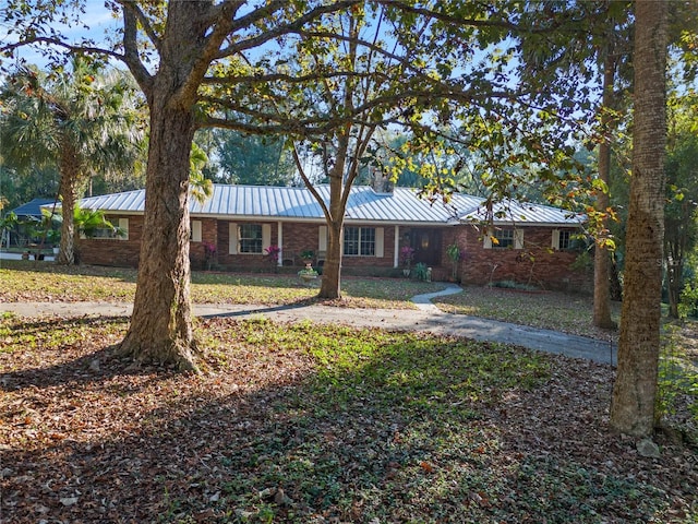 ranch-style home featuring a front lawn