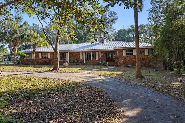 single story home with a front lawn