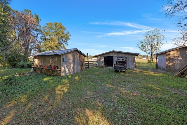 view of yard featuring an outbuilding