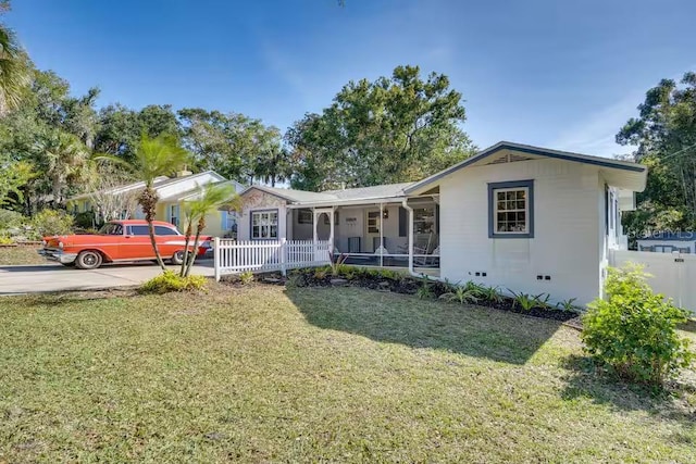 view of front facade featuring a front yard and a porch