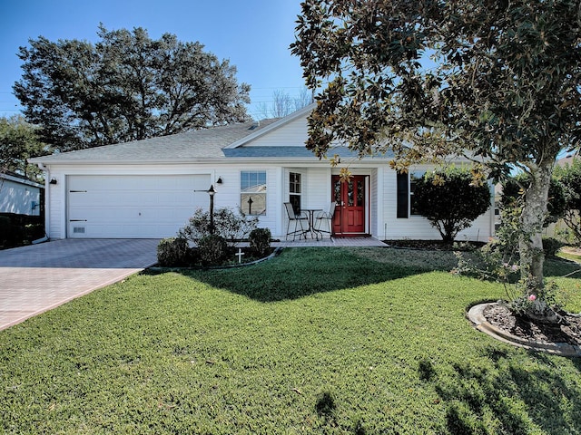 view of front facade featuring a garage and a front lawn