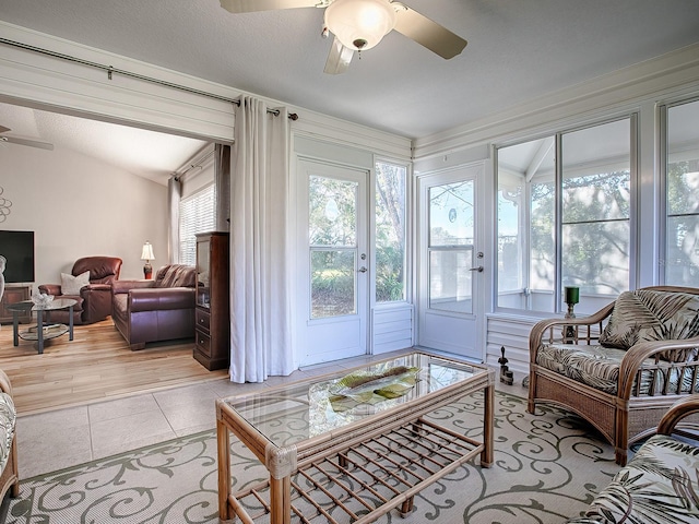 sunroom with ceiling fan