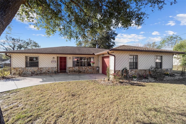 single story home with a front lawn