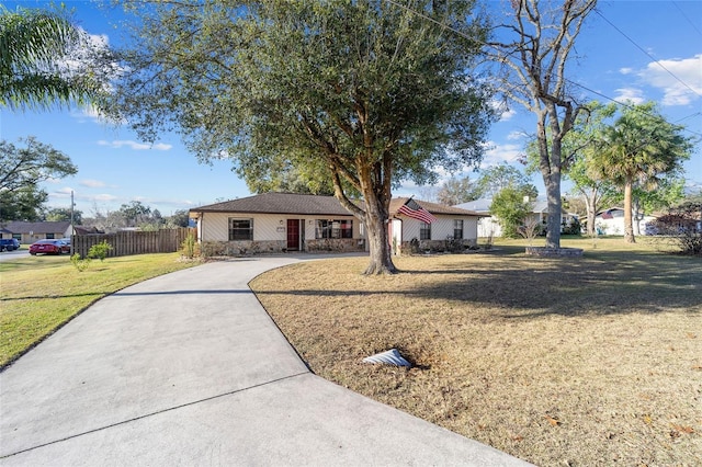 single story home featuring a front lawn