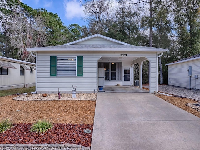 view of front facade featuring a carport