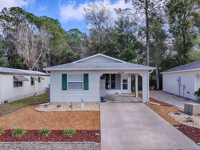 view of front facade featuring a carport