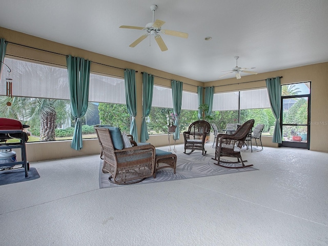 sunroom with ceiling fan