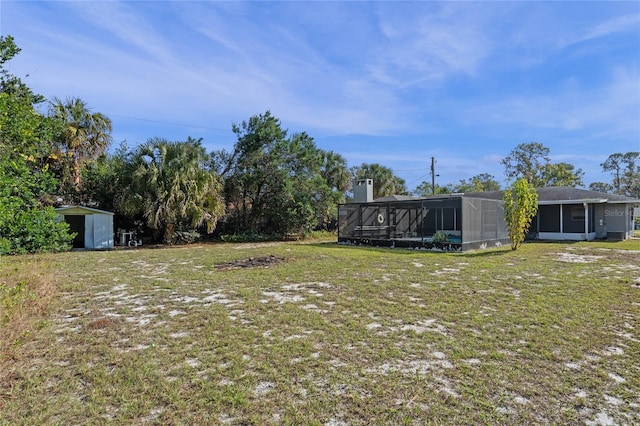 view of yard featuring a storage shed