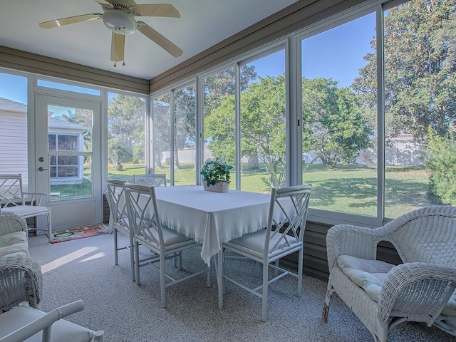 sunroom with ceiling fan