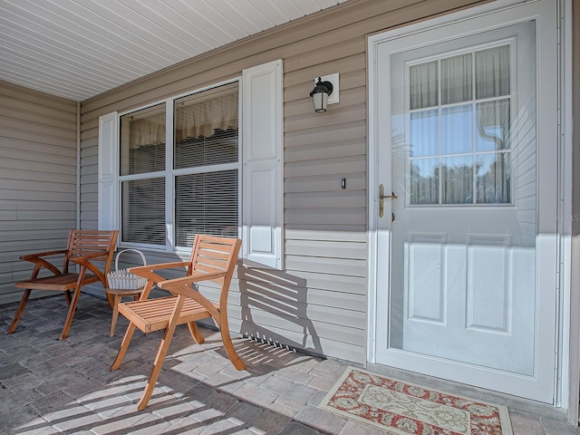 property entrance featuring a porch