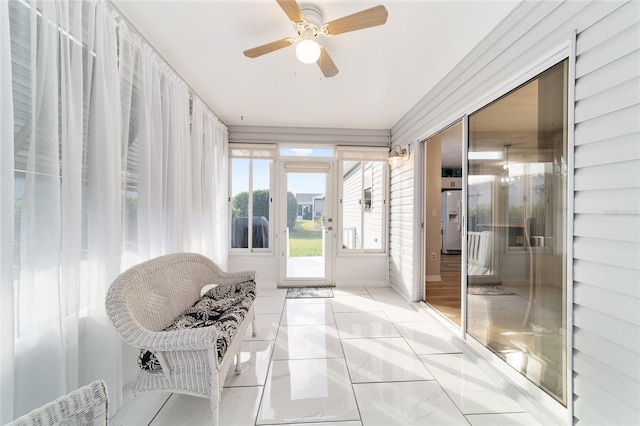 sunroom with ceiling fan