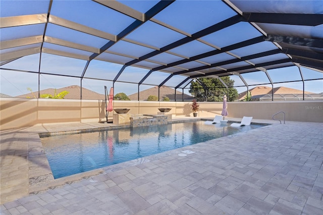 view of swimming pool with a lanai, a patio area, and a jacuzzi