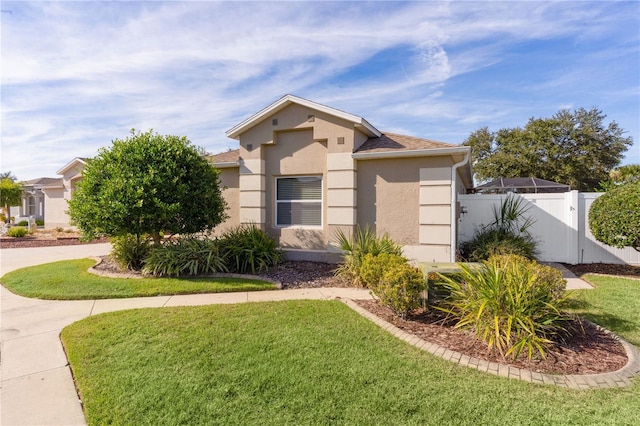 view of front of property featuring a front yard