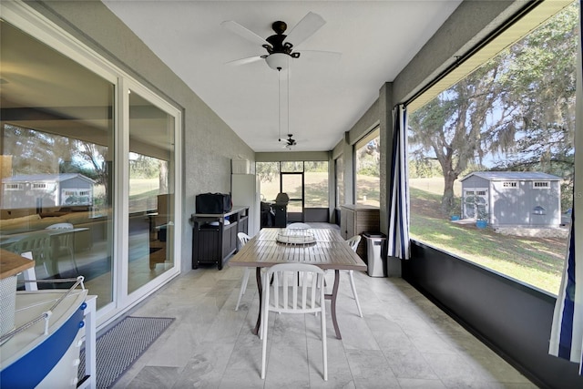 sunroom with ceiling fan