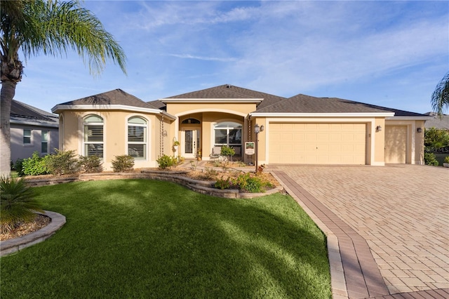 view of front of home featuring a front yard and a garage