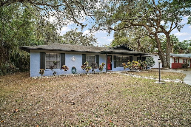 ranch-style house featuring a front yard