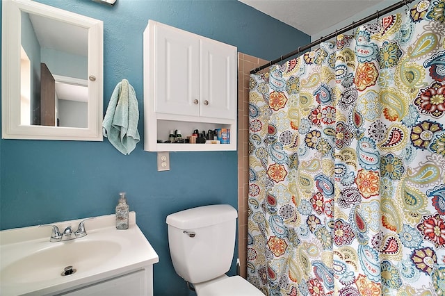 bathroom with a shower with curtain, vanity, and toilet